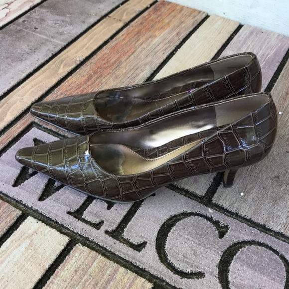 Bandolino Mock Crock Dark Brown Patent  Faux Leather Kitten Heel Pumps Size 6 - Picture 1 of 10